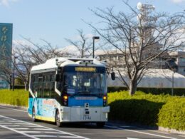 人気の観光地を結ぶ公道と駐車場内で自動運転の実証実験を行った(桑名市提供)