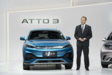 BYD「ATTO 3」の日本価格は440万円と発表、東福寺社長が現状を解説