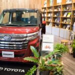 店内に展示する車は1台、それ以外の車種の紹介はVRシミューレーターを利用。車の売り買いをあえて全面に出さない演出だ