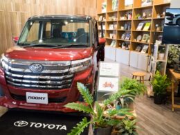 店内に展示する車は1台、それ以外の車種の紹介はVRシミューレーターを利用。車の売り買いをあえて全面に出さない演出だ