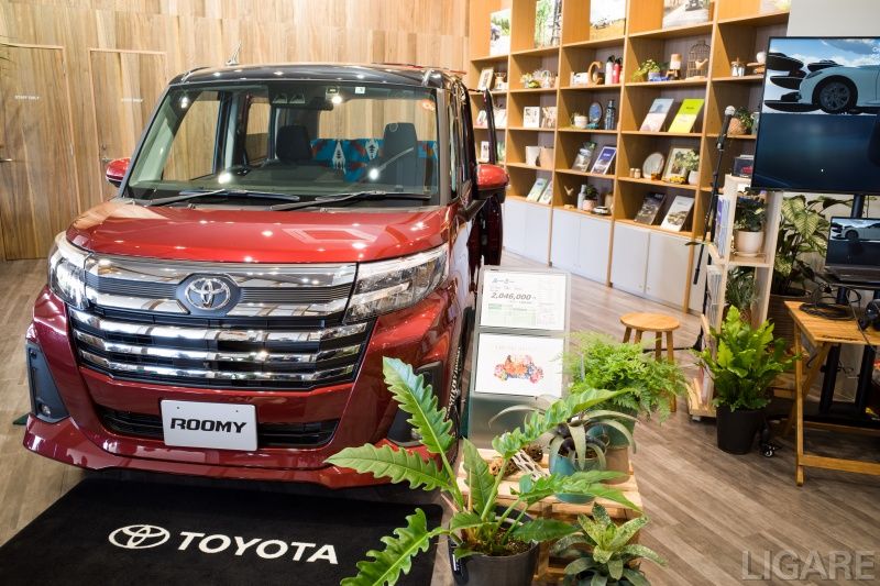 店内に展示する車は1台、それ以外の車種の紹介はVRシミューレーターを利用。車の売り買いをあえて全面に出さない演出だ