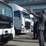 国産3種の自動運転車を視察する金子恭之 国交相(写真左)