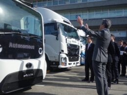 国産3種の自動運転車を視察する金子恭之 国交省(写真左)