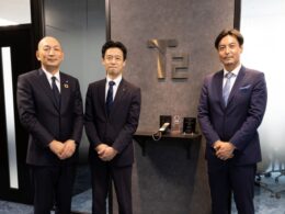 左から佐川急便 枝川和弘取締役、セイノーホールディングス 河合秀治 執行役員、T2 森本成城 CEO
