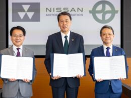 左から同志社大 小原克博学長、日産 内田 誠CEO 、京田辺市 上村崇市長 EV活用の3者連携協定に調印