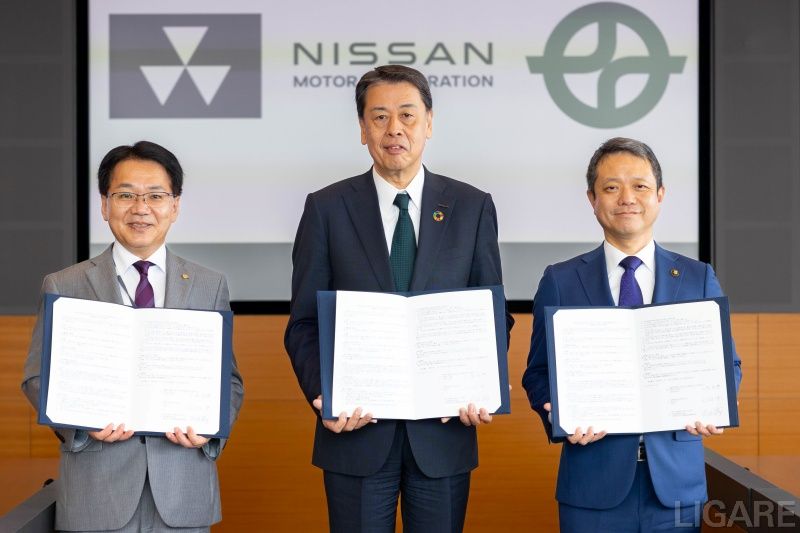 左から同志社大 小原克博学長、日産 内田 誠CEO 、京田辺市 上村崇市長 EV活用の3者連携協定に調印