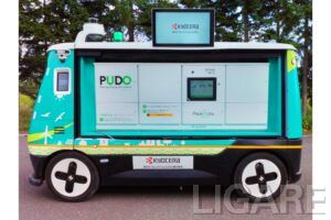 ロッカー搭載ロボが無人で車道を走行して宅配