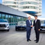 左からBMW オリバー・ツィプセ取締役会会長、トヨタ自動車 佐藤恒治社長