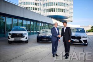 左からBMW オリバー・ツィプセ取締役会会長、トヨタ自動車 佐藤恒治社長