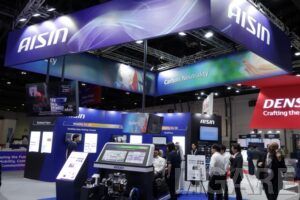 アイシンがブースに車室モデルを置き、モニタリングを実演