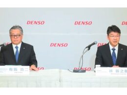 会見する林氏(右)と有馬氏(左)