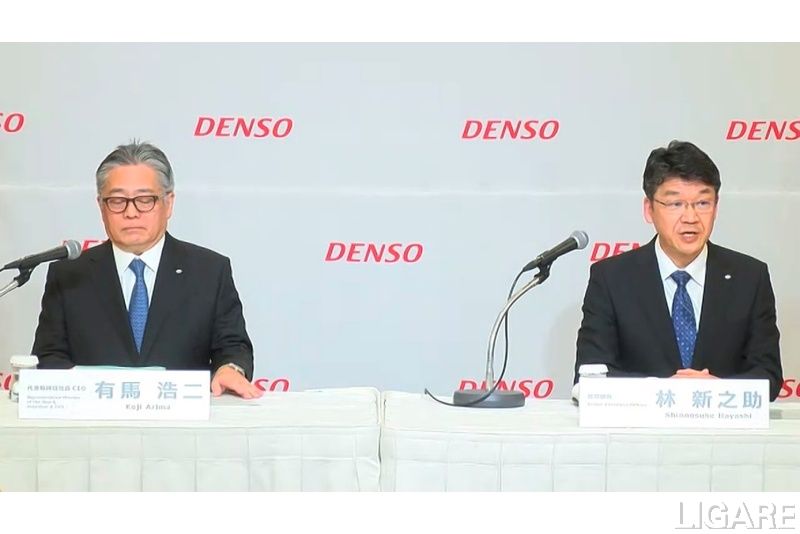 会見する林氏(右)と有馬氏(左)