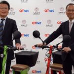 電動三輪モビリティの実証実験を開始、九州大学の石橋達朗総長(左)とQTnetの岩﨑和人社長(右)