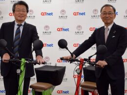 電動三輪モビリティの実証実験を開始、九州大学の石橋達朗総長(左)とQTnetの岩﨑和人社長(右)