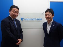 A-Drive 社長 岡部定勝氏(左)とアイサンテクノロジー 社長 加藤淳氏