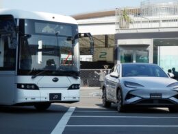 BYDが日本で25年に発売するEVバス「J7」とSUV「SEALION 7」