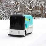 準公道の北大構内を雪上走行する自動配送ロボット