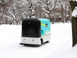 準公道の北大構内を雪上走行する自動配送ロボット