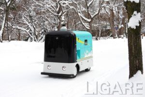 準公道の北大構内を雪上走行する自動配送ロボット
