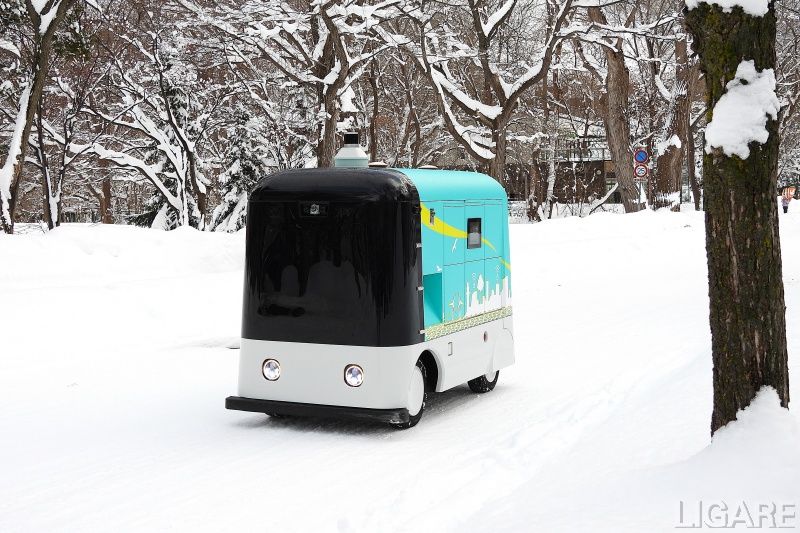 準公道の北大構内を雪上走行する自動配送ロボット