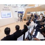 世界経済フォーラム・サマーダボス会議で自動運転の未来を語った加藤真平CEO(写真左)