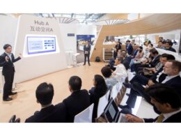 世界経済フォーラム・サマーダボス会議で自動運転の未来を語った加藤真平CEO(写真左)