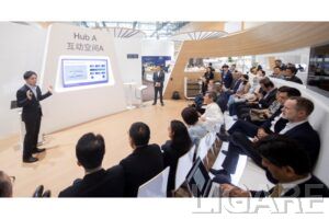 世界経済フォーラム・サマーダボス会議で自動運転の未来を語った加藤真平CEO(写真左)