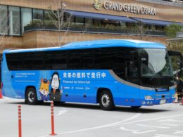 国内初の合成燃料で走行する万博シャトルバス