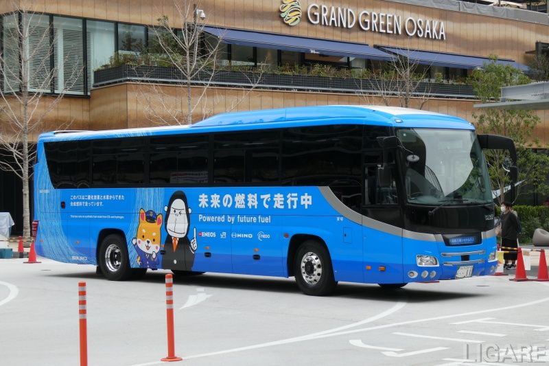 国内初の合成燃料で走行する万博シャトルバス