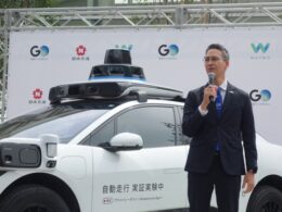 都内を走行する米ウェイモの車両と日本交通・GOの川鍋一朗氏