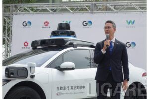 都内を走行する米ウェイモの車両と日本交通・GOの川鍋一朗氏