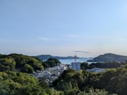 海と山の両方に臨む鳥羽の町並み。市全域が伊勢志摩国立公園に指定されている