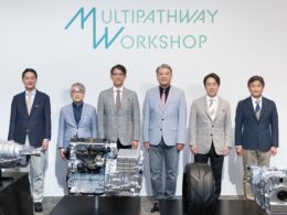 (左から)スバル 代表取締役社長 CEO 大崎篤氏取締役専務執行役員 CTO 藤貫哲郎氏トヨタ 代表取締役社長 CEO 佐藤恒治氏取締役・副社長 CTO 中嶋裕樹氏マツダ 代表取締役社長 CEO 毛籠勝弘氏取締役専務執行役員 CTO 廣瀬一郎氏
