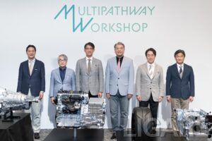 （左から）スバル 代表取締役社長 CEO　大崎篤氏取締役専務執行役員 CTO　藤貫哲郎氏トヨタ 代表取締役社長 CEO　佐藤恒治氏取締役・副社長 CTO　中嶋裕樹氏マツダ 代表取締役社長 CEO　毛籠勝弘氏取締役専務執行役員 CTO　廣瀬一郎氏