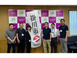4月設立の株式会社Bashowは今秋、静岡県掛川市などで地域トピック案内のサービス実証を行う 写真右から3人目が程塚正史代表(写真提供：Bashow)