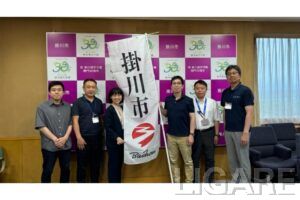 4月設立の株式会社Bashowは今秋、静岡県掛川市などで地域トピック案内のサービス実証を行う 写真右から3人目が程塚正史代表(写真提供：Bashow)