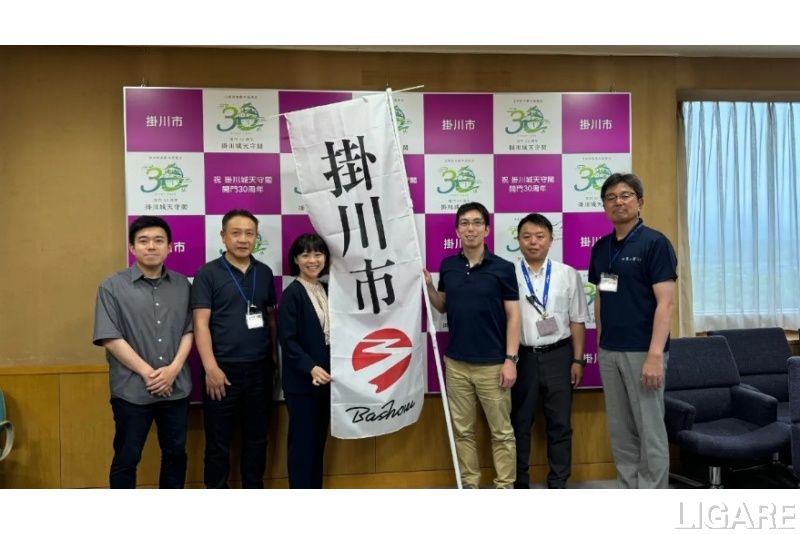 4月設立の株式会社Bashowは今秋、静岡県掛川市などで地域トピック案内のサービス実証を行う 写真右から3人目が程塚正史代表(写真提供:Bashow)