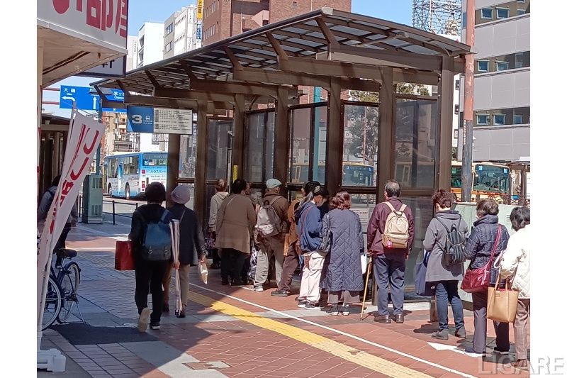 高齢者を中心に多くの人がバスを待つ平塚駅北口