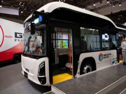 写真はいすゞ自動車が2024年度発売予定のバス「ERGA EV」