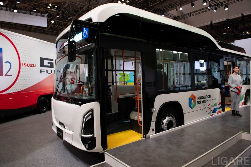 写真はいすゞ自動車が2024年度発売予定のバス「ERGA EV」