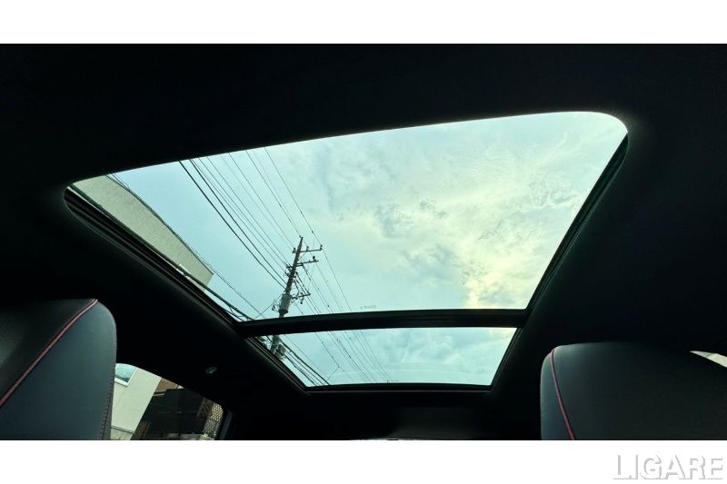 広く開けるサンルーフ
