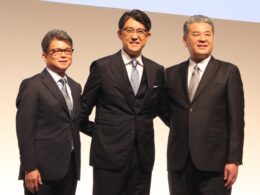 左から宮崎洋一副社長、佐藤恒治社長、中嶋裕樹副社長