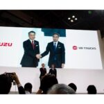 共同出展で登壇する、いすゞ南真介社長(左)とUD丸山浩二社長(右)