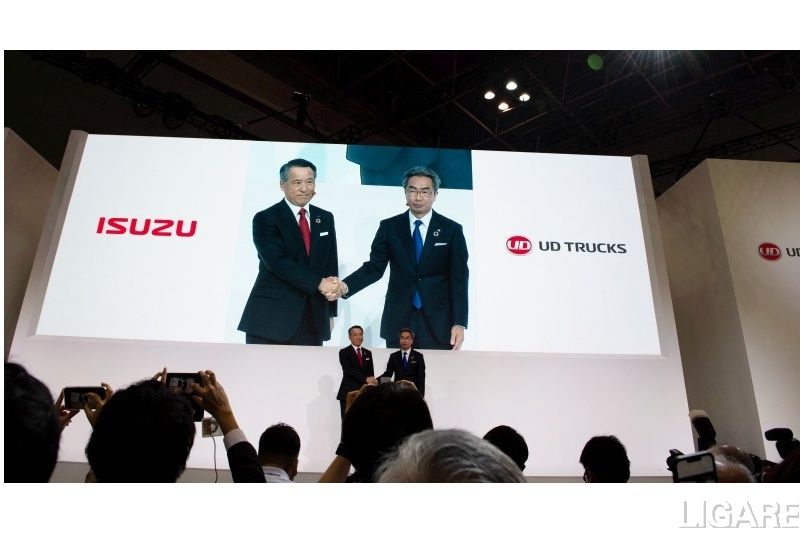 共同出展で登壇する、いすゞ南真介社長(左)とUD丸山浩二社長(右)