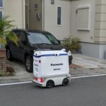 住宅街を自動走行で走る配送ロボット