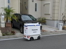 住宅街を自動走行で走る配送ロボット