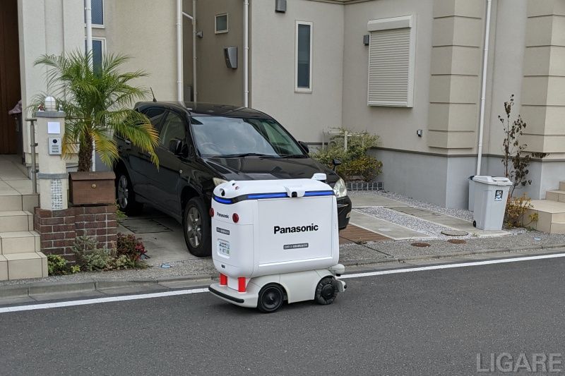 住宅街を自動走行で走る配送ロボット