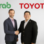 12月18日会見を行った、TMAP・松田進社長(右)とGrabのHead of Regional Operations・Russell Cohen氏(左)