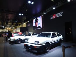 「AE86」のFCV(右)とBEV(左)を出展