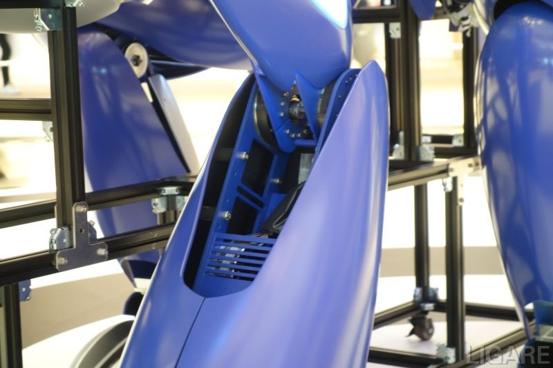 安全のため関節モーター部分に柵を設けた